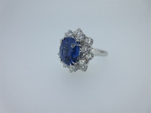 Lot 459 - An important sapphire and diamond cluster ring
