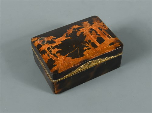 Lot 191 - An 18th century French tortoiseshell snuff box