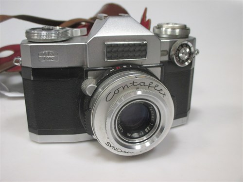 Lot 105 - A 1950-1960 Zeiss-Ikon SLR contaflex, 50mm...