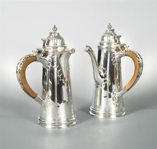 Lot 121 - A George V silver two piece chocolatière set