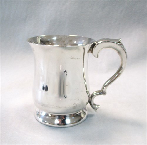 Lot 138 - A 20th century silver half pint tankard