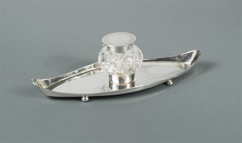 Lot 102 - An Edward VII silver table inkstand