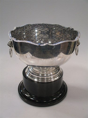 Lot 156 - A collection of silver items including a rose...