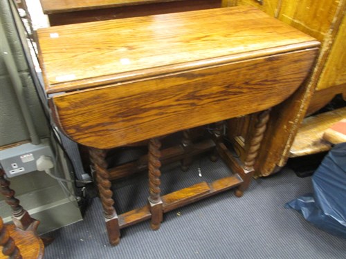 Lot 297 - An oak gateleg table & a plant stand