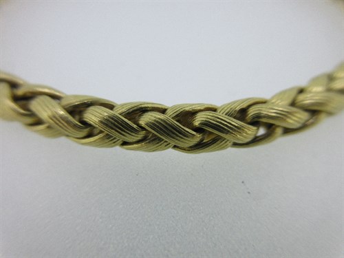 Lot 259 - An 18ct gold bracelet