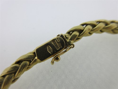 Lot 259 - An 18ct gold bracelet