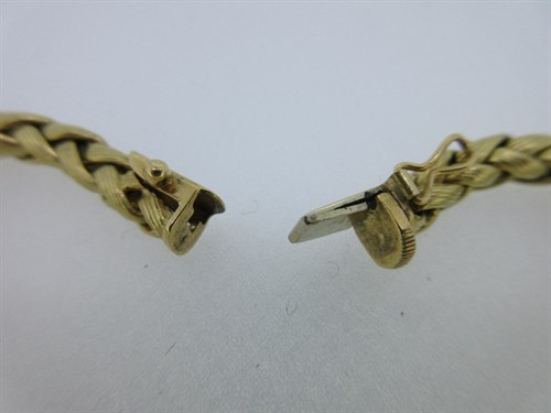 Lot 259 - An 18ct gold bracelet