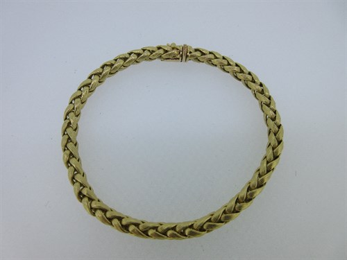 Lot 259 - An 18ct gold bracelet