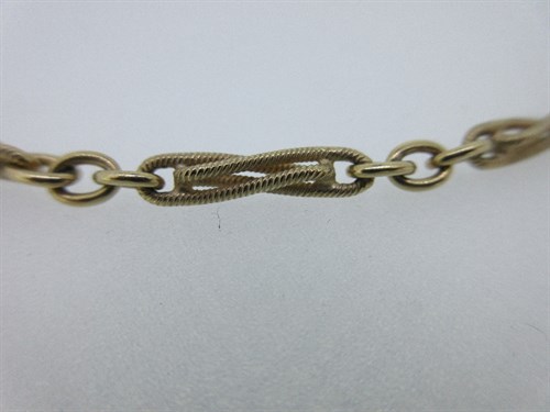 Lot 318 - A 9ct gold fancy link chain