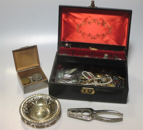 Lot 146 - A large quantity of costume jewellery...