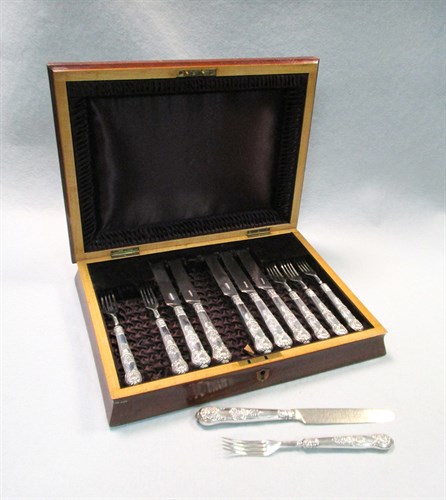 Lot 61 - A cased set of George IV silver fruit eaters