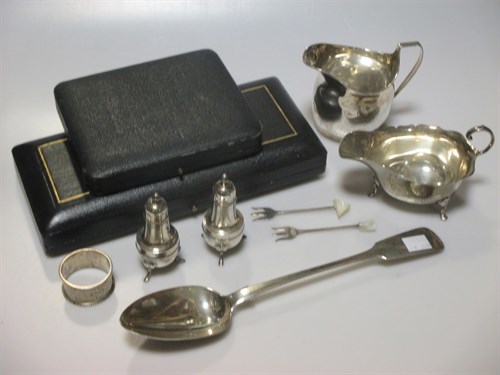 Lot 154 - A collection of silverware including a...