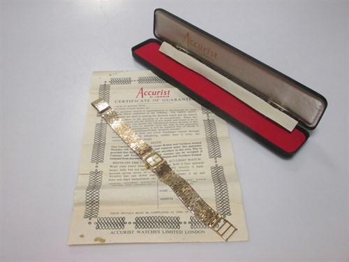 Lot 151 - A 9ct gold Accurist wristwatch