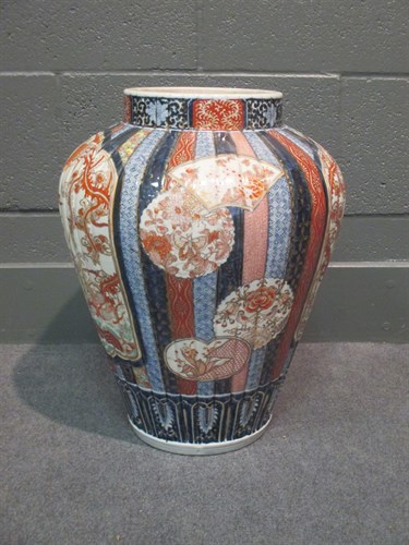 Lot 63 - A Japanese Arita Imari porcelain vase