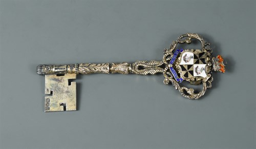 Lot 104 - An Edward VII silver gilt and enamel presentation key