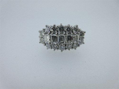 Lot 338 - A 20th century diamond cluster ring set in 18ct white gold