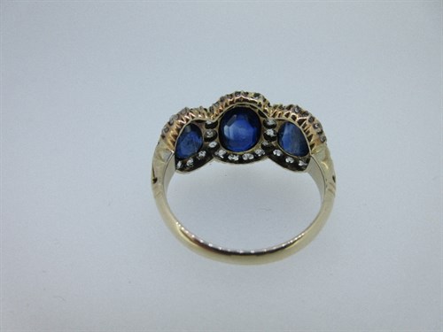 Lot 390 - An Edwardian sapphire and diamond triple cluster ring