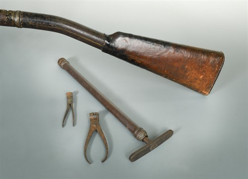 Lot 234 - A Victorian air cane with leather covered reservoir stock