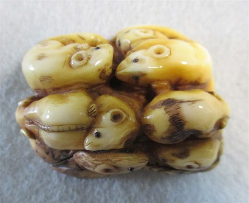 Lot 167 - A collection of 5 netsuke and one okimono, first half 20th century