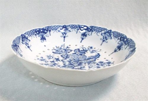 Lot 110 - A Chinese Qianlong period blue and white cress dish - copy of a Worcester factory dish