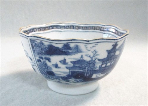 Lot 111 - A Chinese blue and white bowl, Qing dynasty