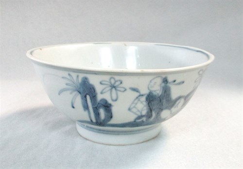 Lot 112 - A blue and white bowl from the Tek Sing shipwreck cargo, early 19th century