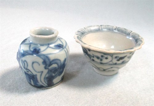 Lot 56 - A blue and white small bowl and a jarlet, Ming dynasty