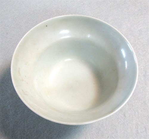 Lot 68 - A blue and white ‘Klapmuts’ bowl, Transitional period