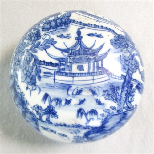 Lot 139 - A Kangxi style blue and white lidded box, Republic period