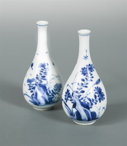 Lot 116 - A near pair of blue and white vase, Kangxi period