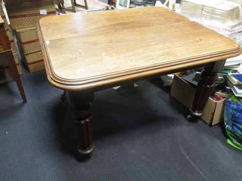 Lot 439 - A dining table, 74 x 104 x 116cm
