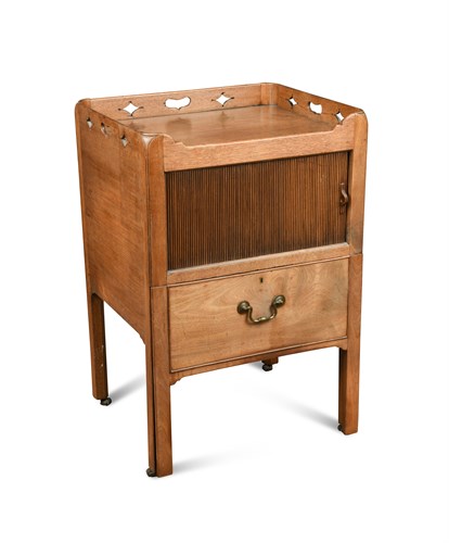 Lot 585 - A George III mahogany night table