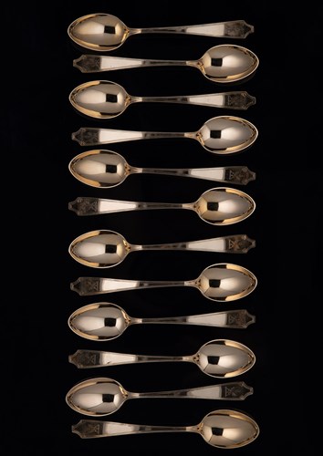Lot 29 - A set of twelve 20th century teaspoons
