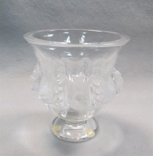 Lot 13 - A modern Lalique Lovebirds pattern vase