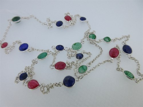 Lot 302 - A three-coloured gem set chain necklace