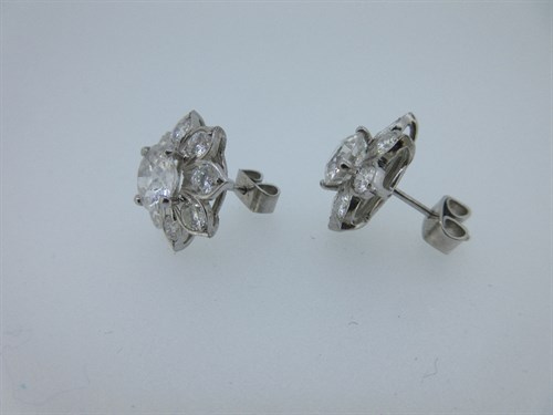 Lot 449 - A pair of diamond flowerhead cluster earstuds