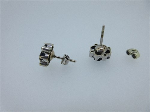 Lot 388 - A pair of sapphire and diamond cluster earstuds