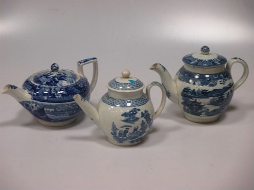 Lot 52 - A collection of blue and white pottery to...