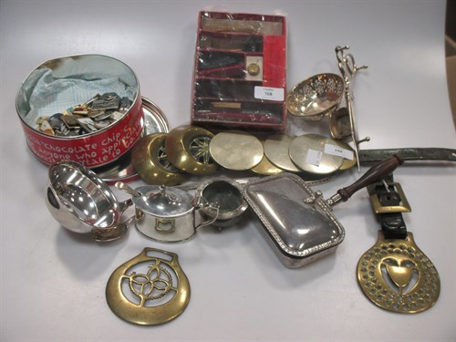Lot 108 - A small quantity of metal wares to include a...