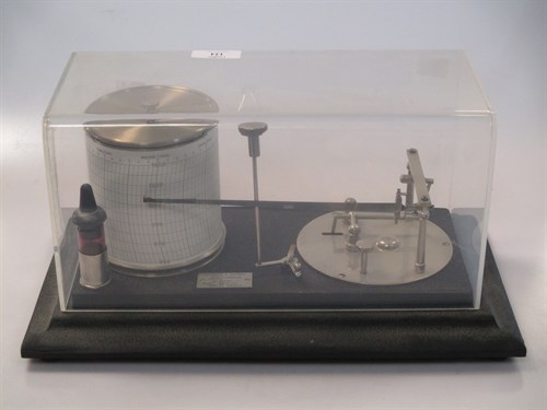 Lot 124 - A modern Negretti & Zambra barograph