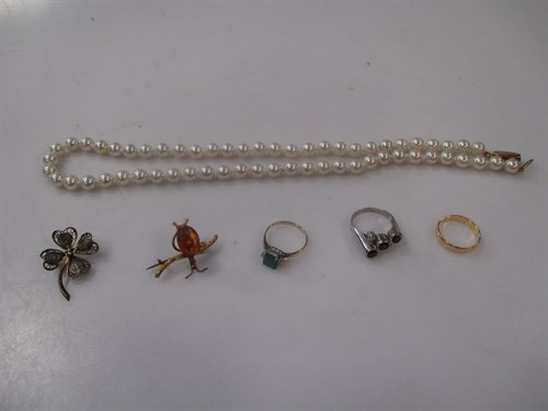 Lot 145 - A small collection of jewellery to include an...