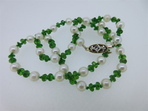 Lot 335 - A green diopside and cultured pearl necklace