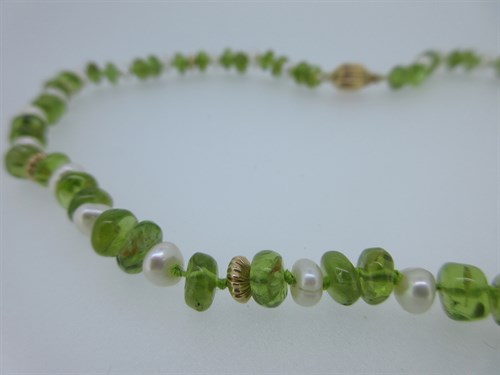 Lot 258 - A peridot bead and bouton cultured pearl necklace