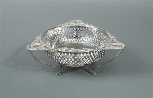 Lot 105 - An Edward VII silver bon-bon dish