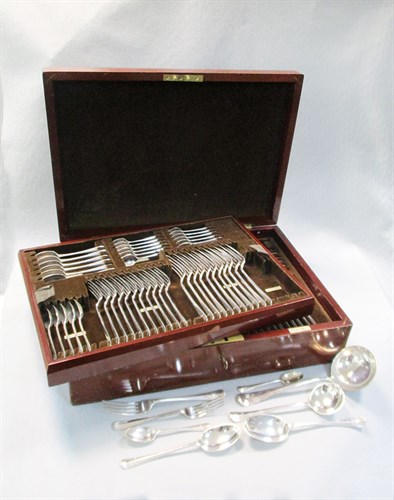 Lot 126 - A canteen containing an 81 piece set of George V silver cutlery and flatware