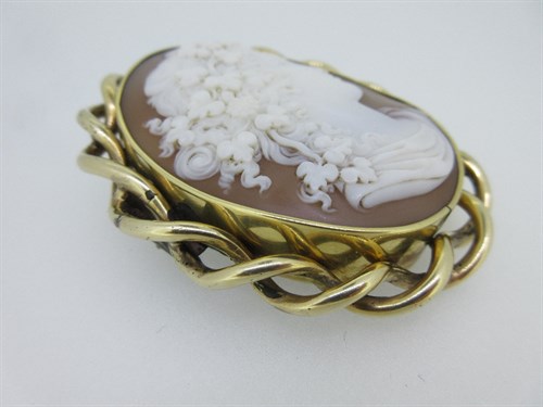 Lot 230 - A shell cameo brooch depicting a Bacchante