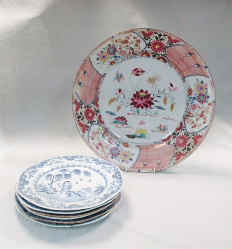 Lot 121 - Six similar blue and white dishes and a famille rose charger, 18th/19th century