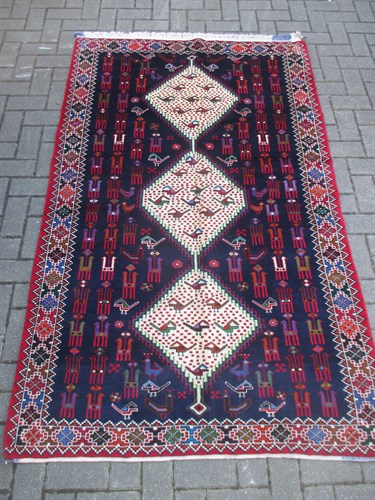 Lot 555 - A Shiraz rug 202 x 125cm