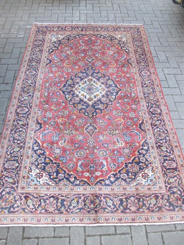 Lot 554 - A Kashan rug 245 x 150cm