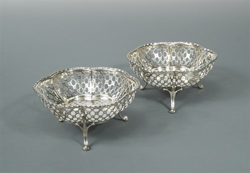 Lot 103 - A pair of Edward VII silver bon bon dishes